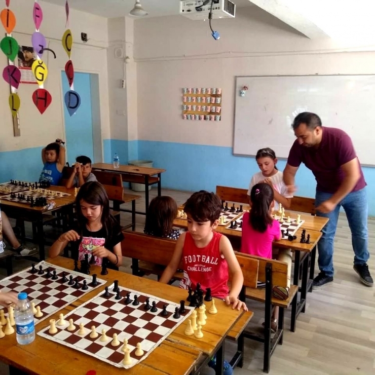 Sarıgöl’de Öğrencilere Satranç Kursu Açıldı