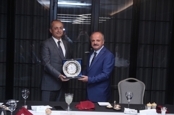 Vali Çakacak’tan Tayini Çıkan Adli Yargı Mensupları Onuruna Veda Yemeği