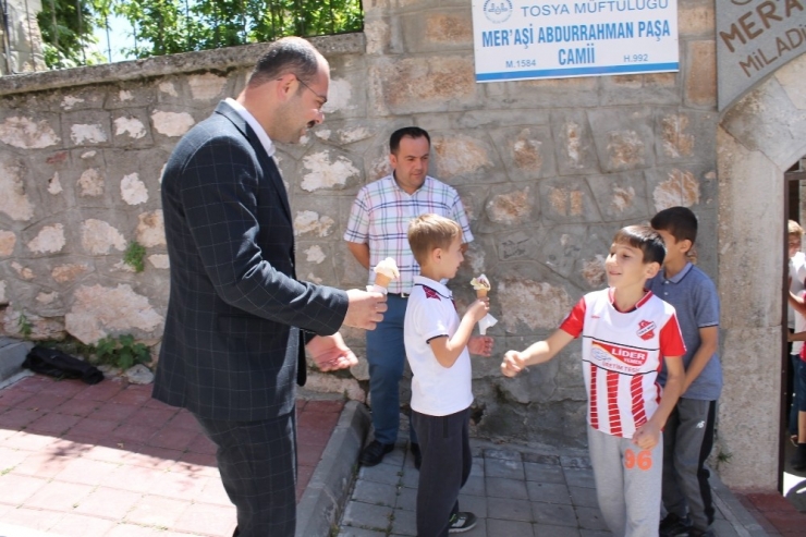 Tosya’da Kur’an Kursuna Katılan Öğrencilere Dondurma İkramı