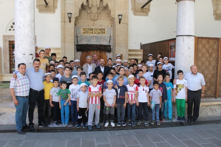 Tosya’da Kur’an Kursuna Katılan Öğrencilere Dondurma İkramı