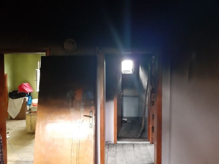 Yangın Sonrası Evsiz Kalan Aile Yardım Eli Bekliyor