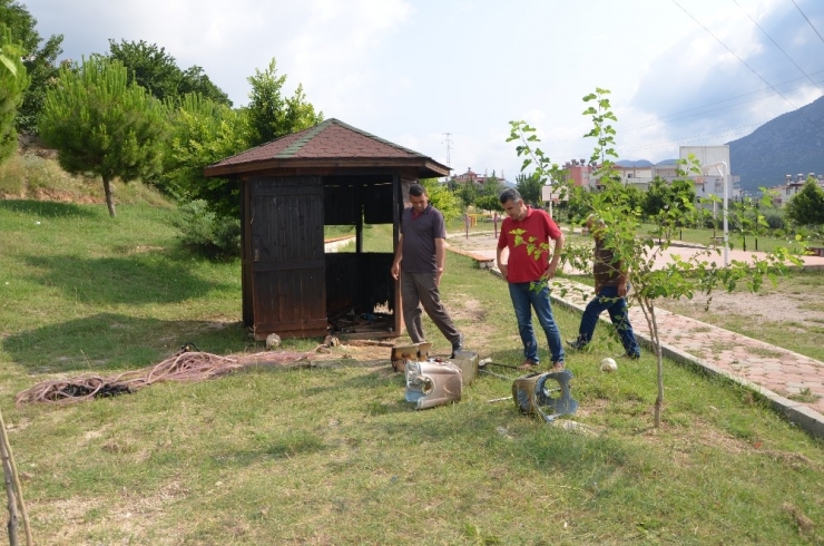 Belediyeye Ait Parktaki Bekçi Kulübesini Kundakladılar
