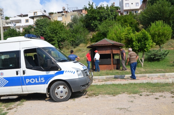 Belediyeye Ait Parktaki Bekçi Kulübesini Kundakladılar