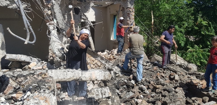 Ekmek Parasını Erkeklerle Birlikte Balyoz Sallayıp Çıkarıyor