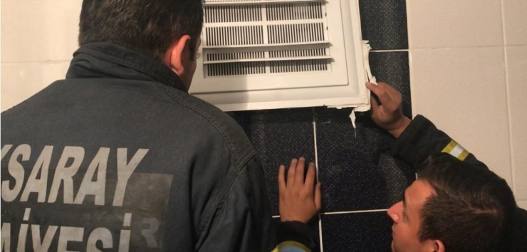 Havalandırma Boşluğuna Düşen Güvercini İtfaiye Kurtardı