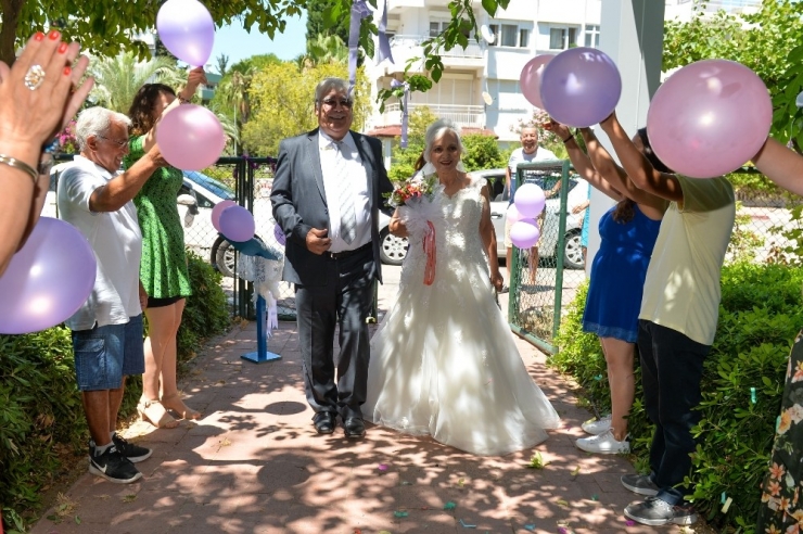 43 Yıl Sonra Beyaz Gelinlik Hayaline Kavuştu