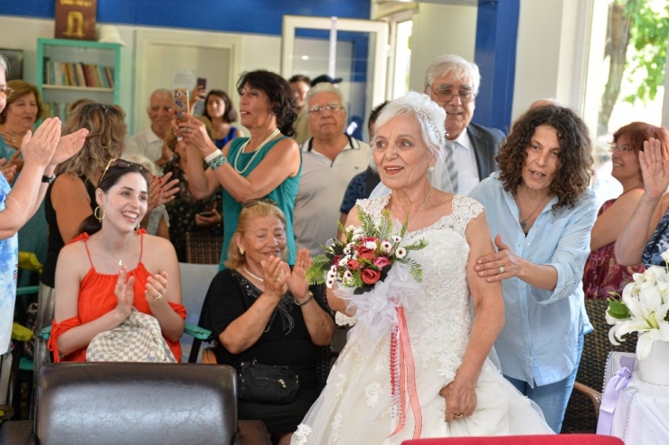 43 Yıl Sonra Beyaz Gelinlik Hayaline Kavuştu