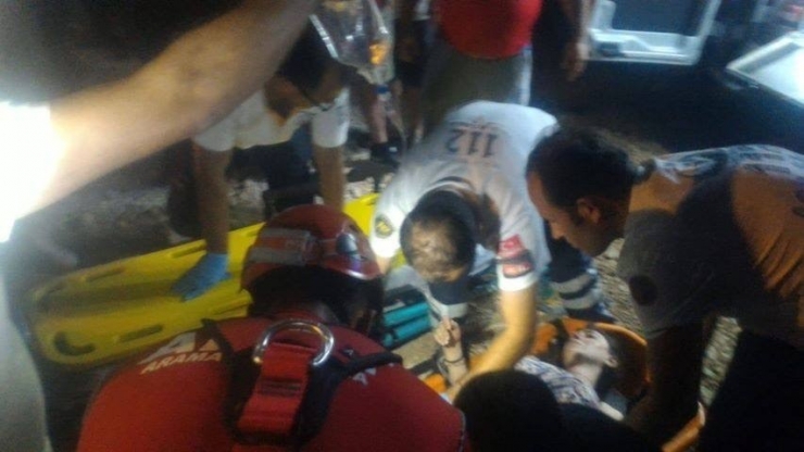 Balayı Çiftinin Otomobili Uçuruma Yuvarlandı