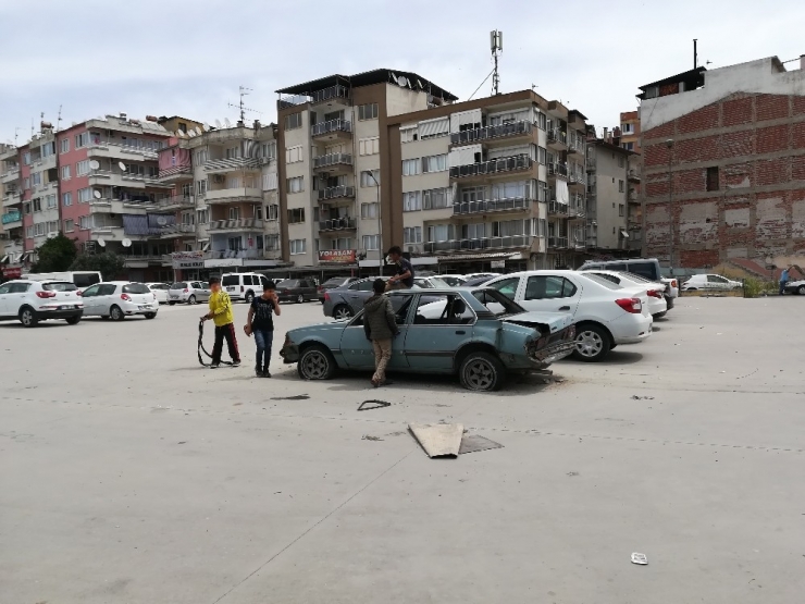 Terkedilen Otomobil Dilendirilen Çocukların Evi Ve Oyuncağı Oldu