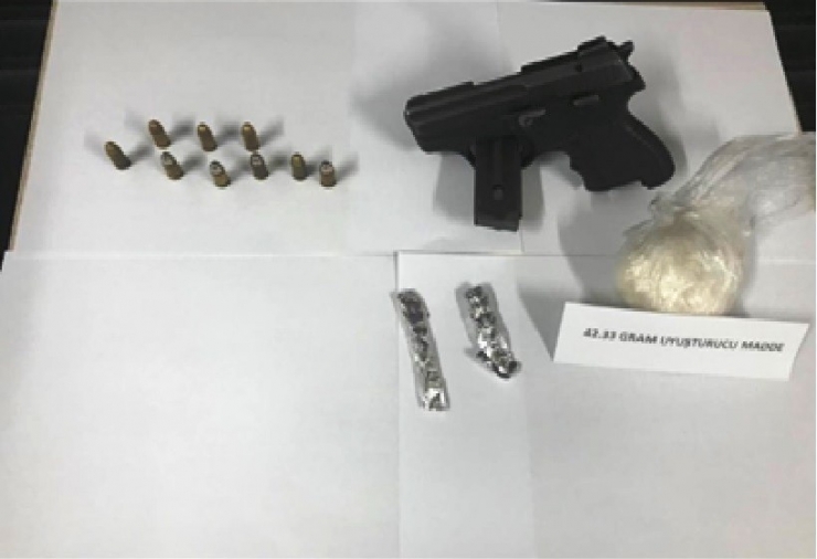 Şüpheli Kamyonetten Uyuşturucu Ve Ruhsatsız Silah Çıktı