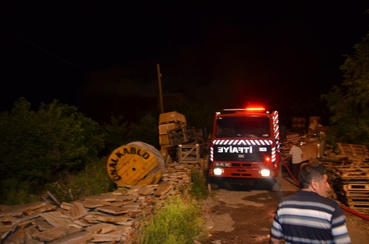 Nazilli’de Palet İmalathanesinde Yangın