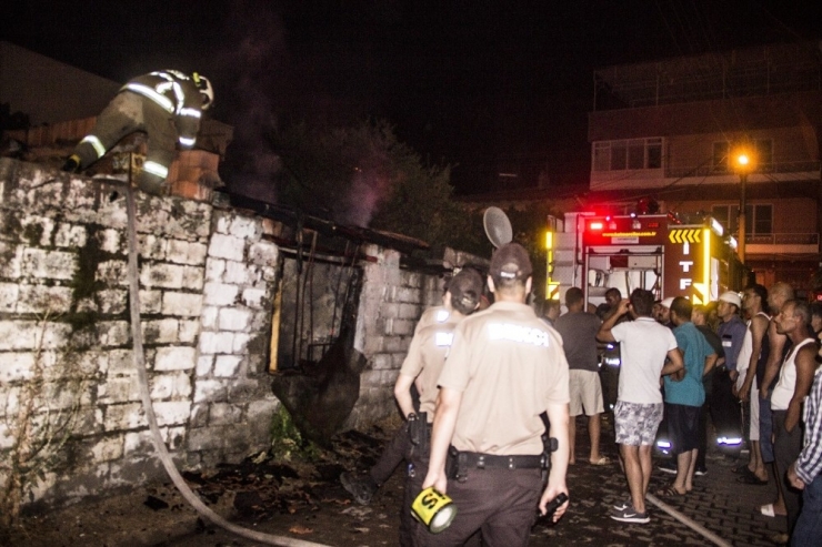 Ev Alevlere Teslim Oldu, 2 Kişi Yaralandı