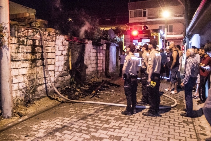Ev Alevlere Teslim Oldu, 2 Kişi Yaralandı