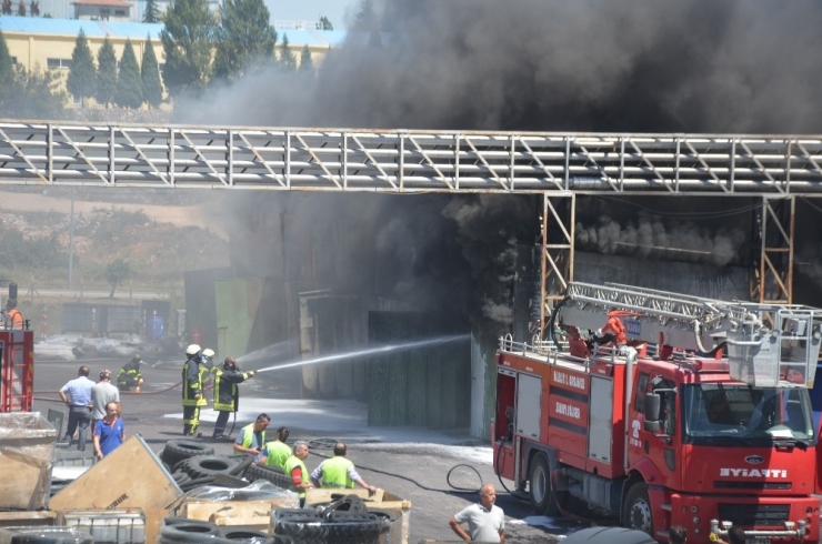 Bilecik’te Lastik Fabrikasında Çıkan Yangının Dumanı Tüm Kentten Görüldü