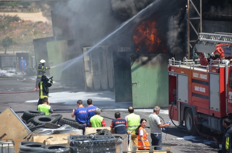 Bilecik’te Lastik Fabrikasında Çıkan Yangının Dumanı Tüm Kentten Görüldü