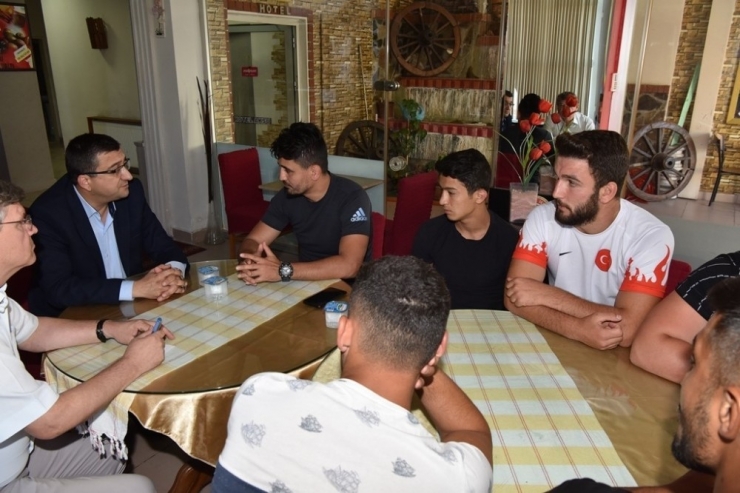 Çan Belediye Başkanı Öz’den Pehlivanlara Baklavalı Ziyaret