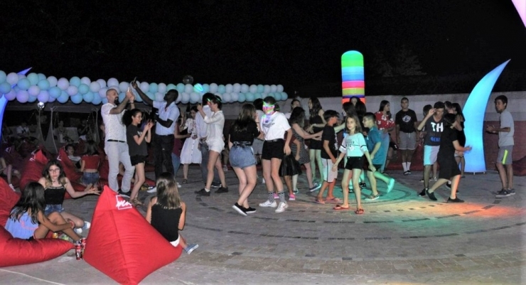 Çocuklar Dil Kampıyla Türkiye’de Yurt Dışı Deneyimi Yaşıyor