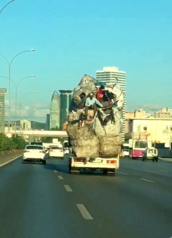 E-5’te Kamyon Kasasındaki Çuval Yığınlarının Üzerinde Tehlikeli Yolculuk Kamerada