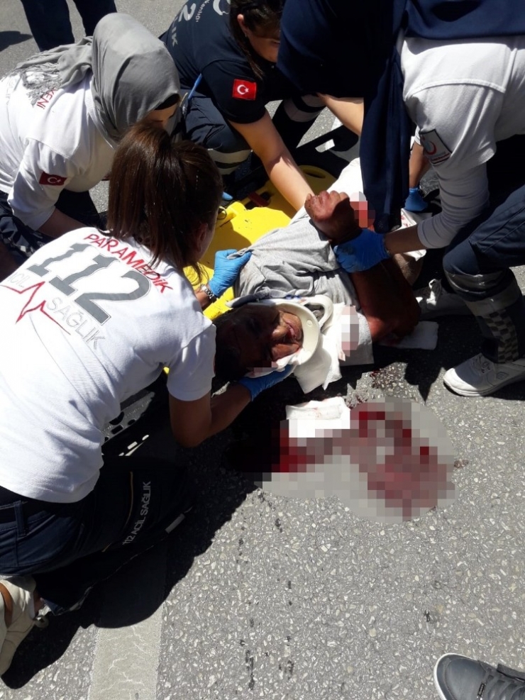 Otomobilin Çarptığı Adam Metrelerce Öteye Savruldu