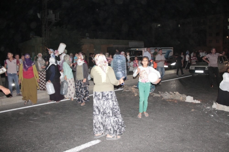 Diyarbakır’da Suların Akmadığını İddia Eden Vatandaşlar, Şehirler Arası Yolu Trafiğe Kapattı