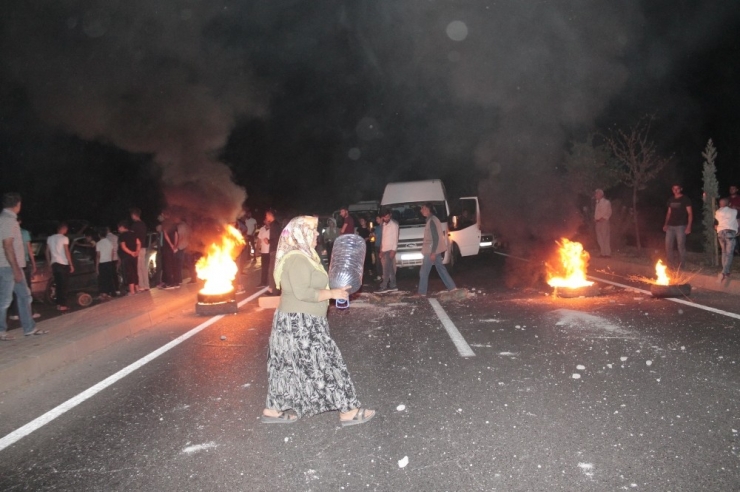 Diyarbakır’da Suların Akmadığını İddia Eden Vatandaşlar, Şehirler Arası Yolu Trafiğe Kapattı