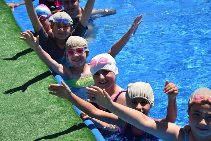 Dursunbey’de Çocukların Havuz Keyfi