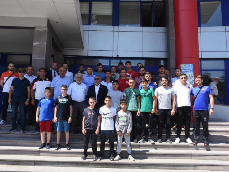 Güreşçiler Uğurlandı