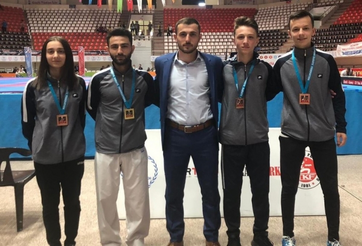 Hendekli Karateciler Madalyalarla Döndü