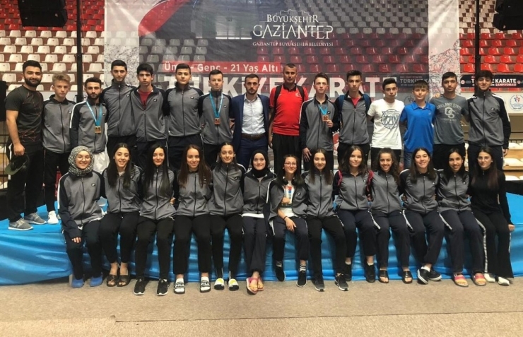 Hendekli Karateciler Madalyalarla Döndü