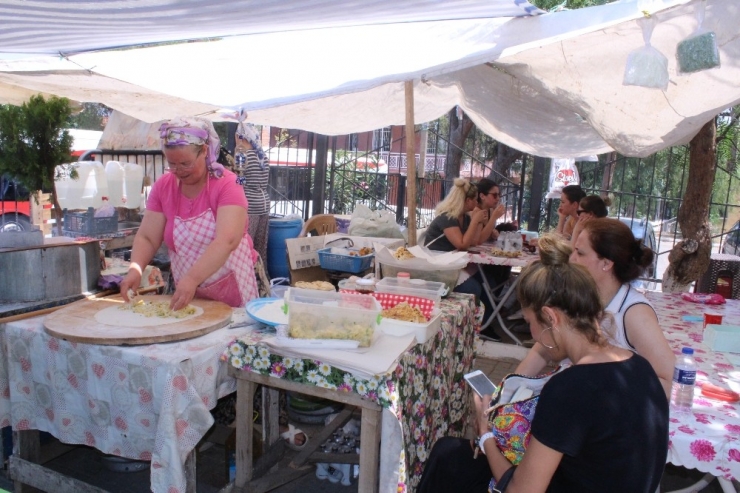 Bu Pazarda Sadece Kadınlar Çalışıyor