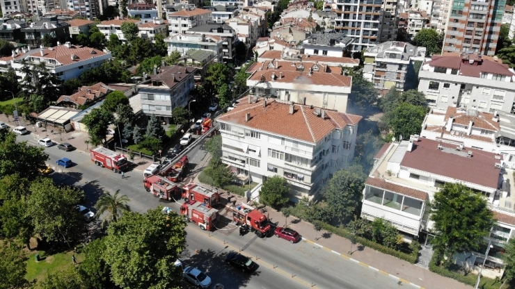 Kadıköy’de 4 Katlı Binada Çıkan Yangın Havadan Görüntülendi
