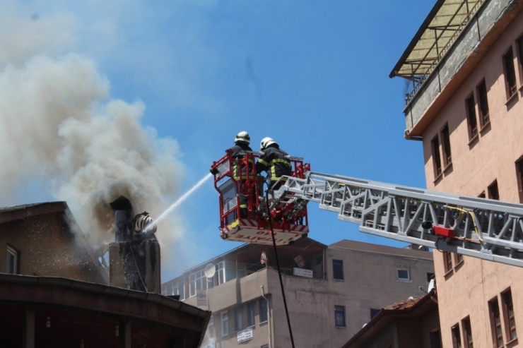 Belediye Caddesinde İş Yerinin Bacası Tutuştu