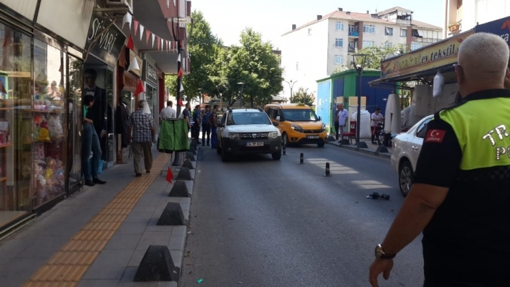 Gölcük’te Otomobilin Çarptığı Anne Ve Kızı Yaralandı