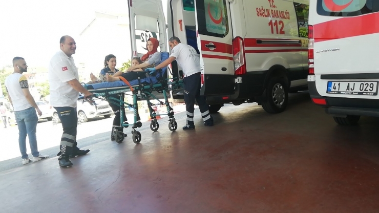 Gölcük’te Otomobilin Çarptığı Anne Ve Kızı Yaralandı