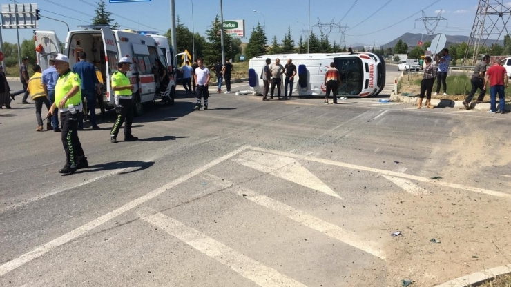 Hasta Taşıyan Ambulans Kaza Yaptı: 5 Yaralı