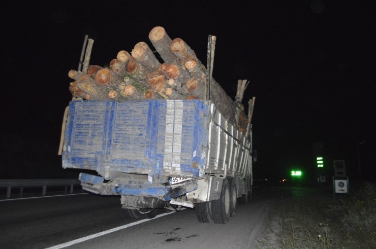Tomruk Yüklü Kamyona Arkadan Çarpan Sürücü Yaralandı