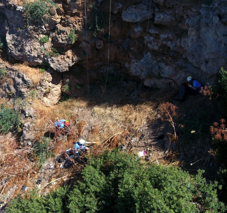 Dağcılar 40 Metrelik Falezleri Çöpten Arındırdı