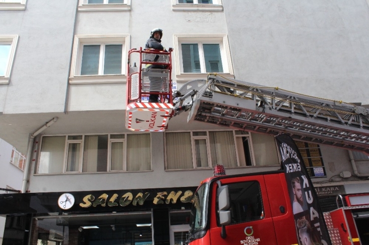 Kuşun Yuvasını Esnafın Dikkati Kurtardı