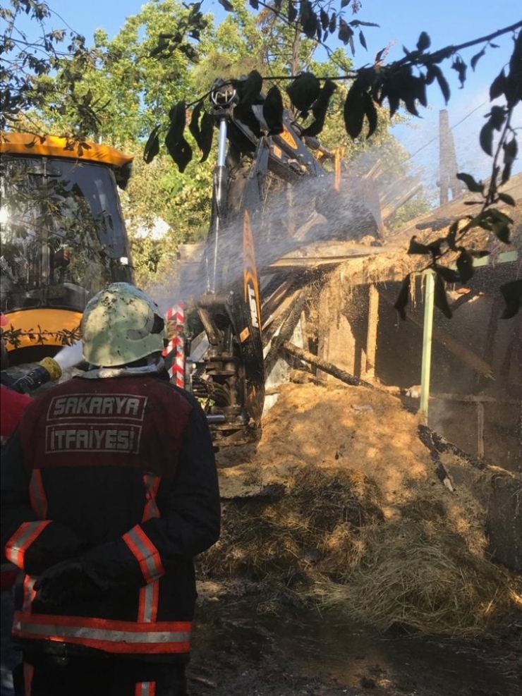 Sakarya’daki Samanlık Yangını Büyümeden Söndürüldü
