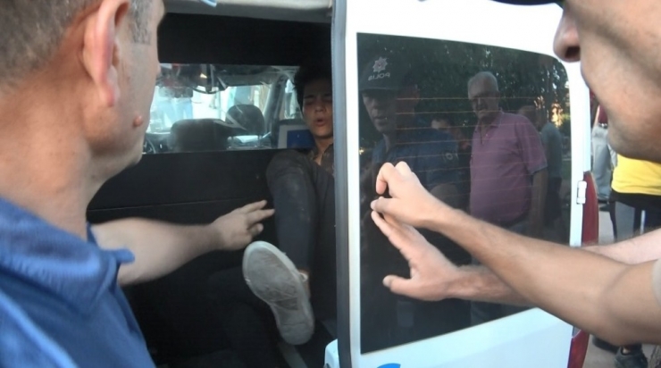 Kimliğini Göstermek İstemeyen Genç, Polislere Tekme Atmaya Çalıştı