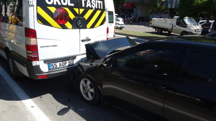 Kamyona Çarpmamak İçin Ani Fren Yapınca 4 Araç Birbirine Girdi