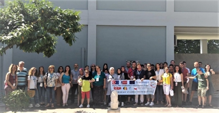 Sarar Kız Anadolu İmam Hatip Lisesinden Engelli Farkındalığı