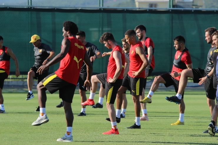 Göztepe Sahaya İndi