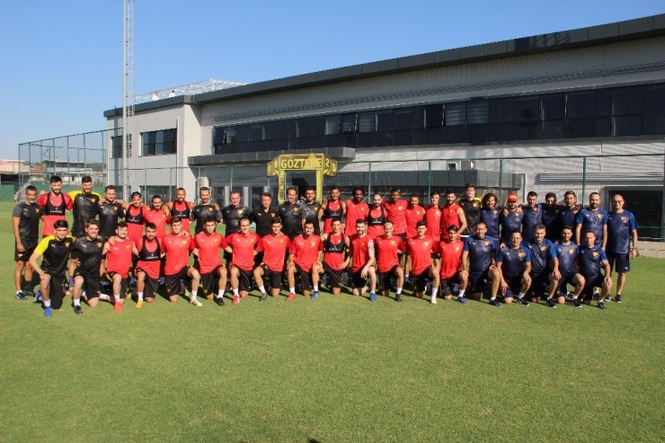 Göztepe Sahaya İndi