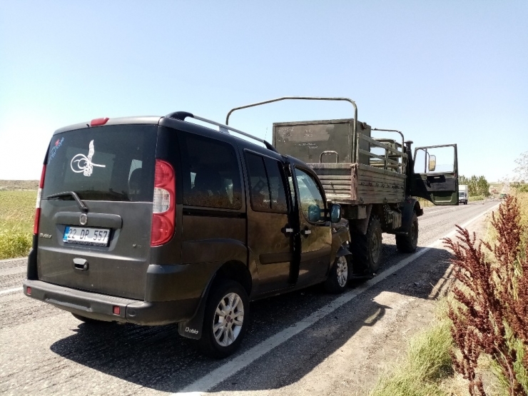 Hafif Ticari Araç Askeri Araca Çarptı: 1 Yaralı