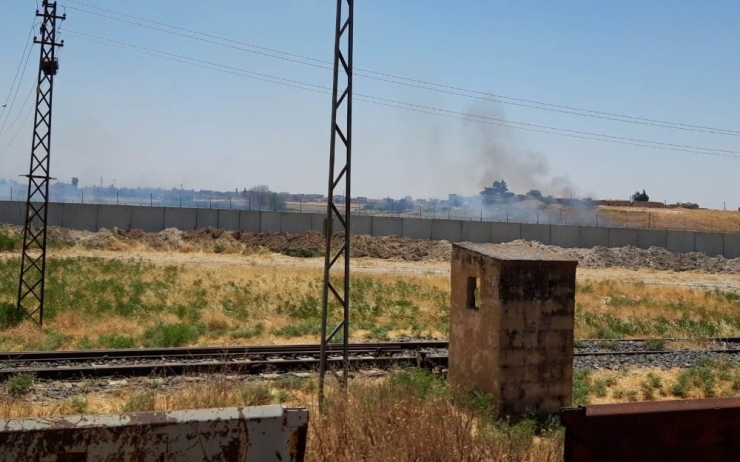 Teröristler Sınır Hattındaki Mayınlı Bölgeyi Ateşe Verdi