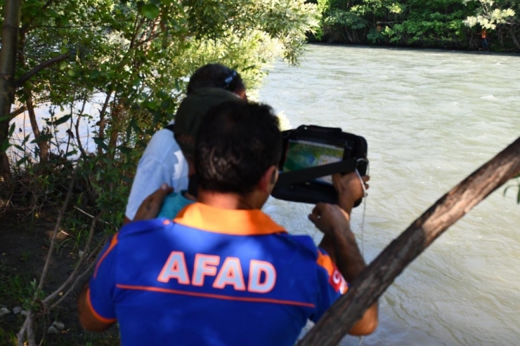 Bagaj Kapağının Çarpması İle Nehre Düşen Gencin Cansız Bedenine Ulaşıldı