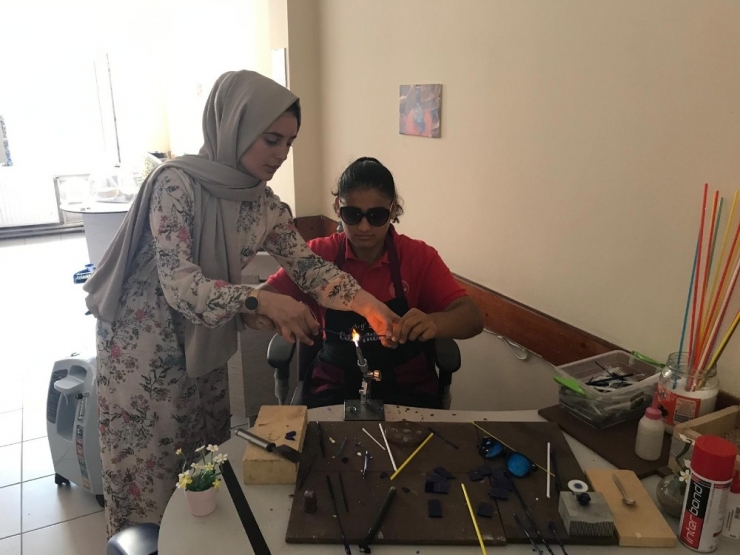 Şampiyon Eda Yıldırım Halı Dokudu, Cam İşledi