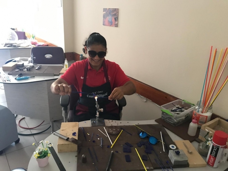 Şampiyon Eda Yıldırım Halı Dokudu, Cam İşledi