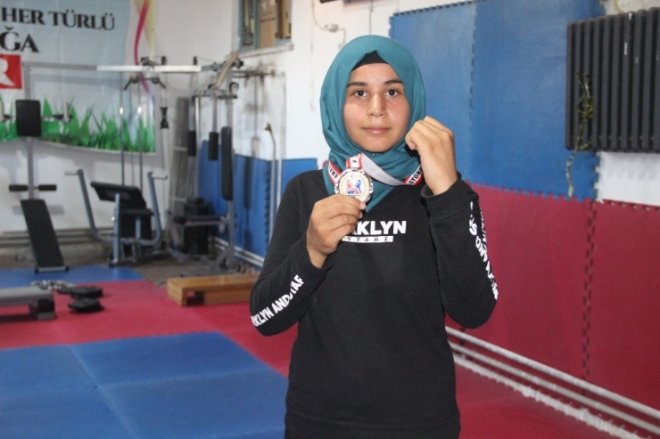 16 Kardeşli Ailenin 14. Çocuğu Olan Züleyha, Muaythai Milli Takımı’na Seçildi